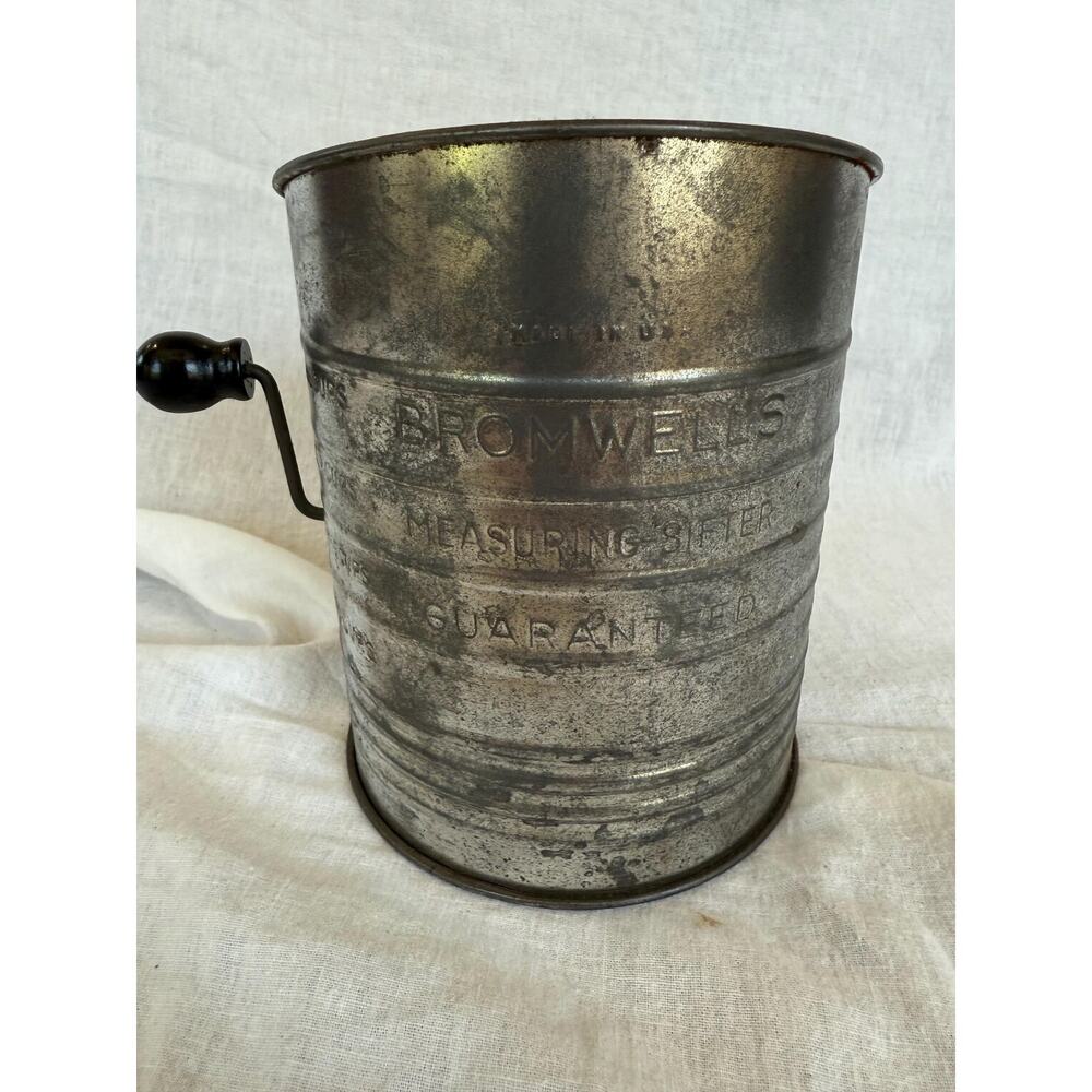 BROMWELL'S VINTAGE HANDLED SIFTER 3 CUPS PATINA